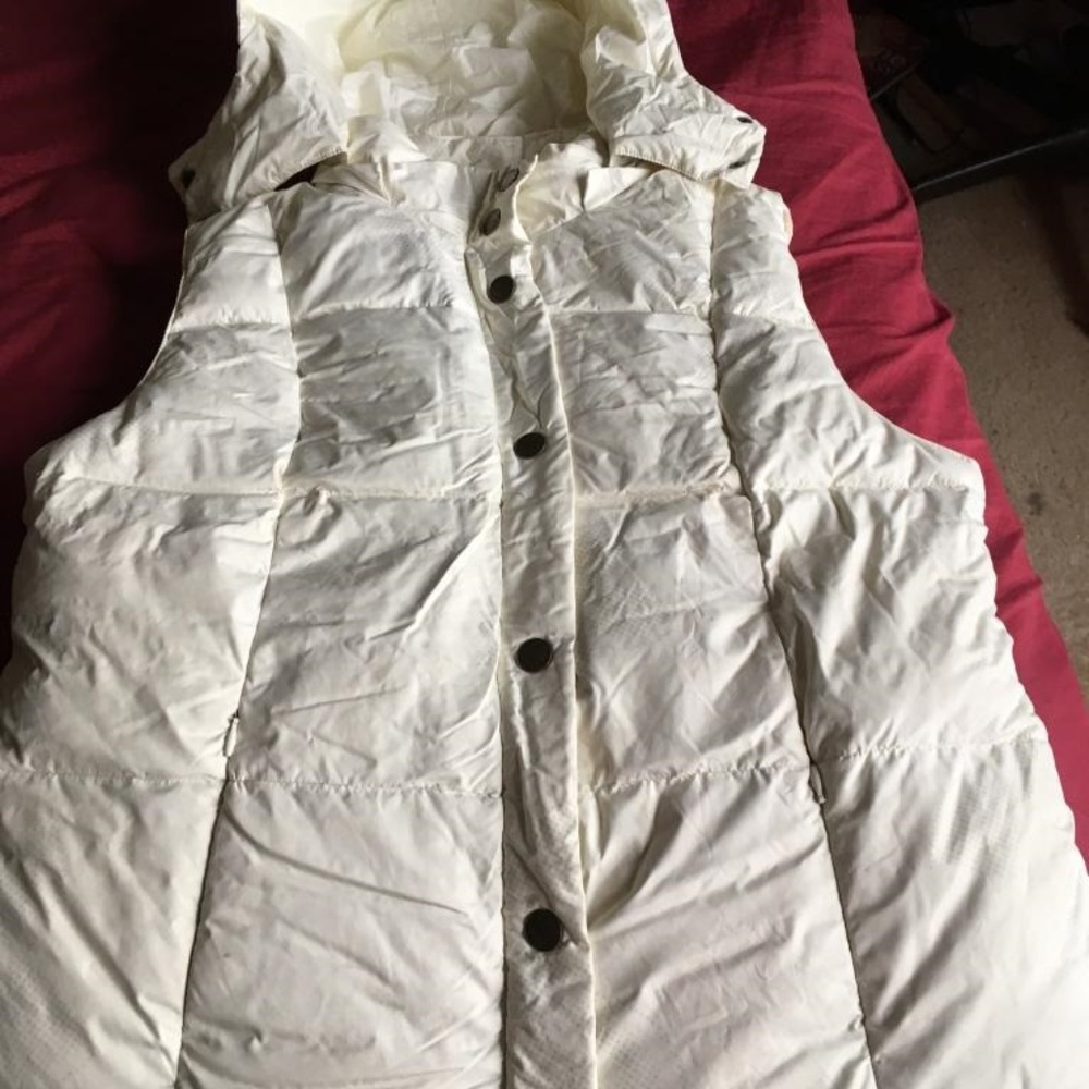 Women White Color Puffer Vest With Hood